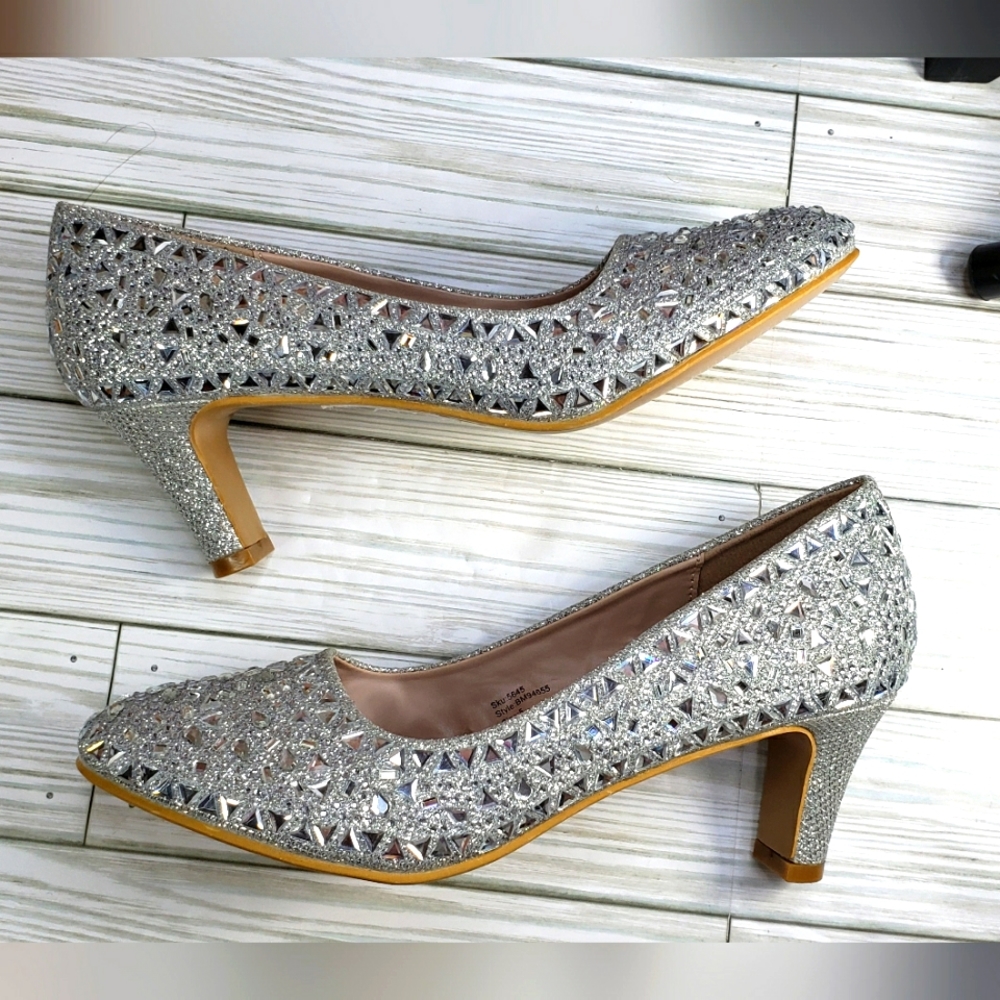 Badgley Mischka Silver Jeweled Heels size 5 NWOT (su108)